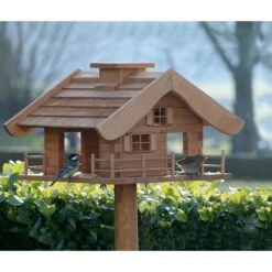 Vogelfutterhaus Almhütte Mit Liebevollen Details, Inkl. Ständer, FSC®, Ca. 56 X 46 X 35,5 Cm -Gartengeschäft 0910101340 Vogelfutterhaus Almhuette inkl Staender FSCca56x46x35 5cm 2 60499