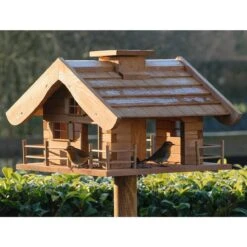 Vogelfutterhaus Almhütte Mit Liebevollen Details, Inkl. Ständer, FSC®, Ca. 56 X 46 X 35,5 Cm -Gartengeschäft 0910101340 Vogelfutterhaus Almhuette inkl Staender FSCca56x46x35 5cm 3 60498