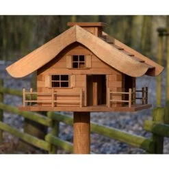 Vogelfutterhaus Almhütte Mit Liebevollen Details, Inkl. Ständer, FSC®, Ca. 56 X 46 X 35,5 Cm -Gartengeschäft 0910101340 Vogelfutterhaus Almhuette inkl Staender FSCca56x46x35 5cm 5 60496