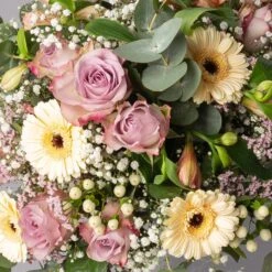 Blumenstrauß 'Stockholm' Inkl. Gratis Grußkarte -Gartengeschäft 1110600097 strauss stockholm setting 1 121239