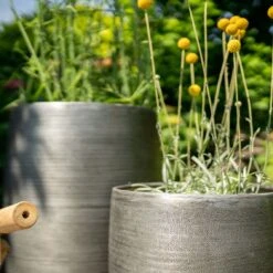 Pflanzgefäß 'Rowen', Silber, Ø 47 X H 82 Cm -Gartengeschäft 3210801635 3210801636 3210801637 3210801638 Pflanzgefaess Rowen silber 13 115030