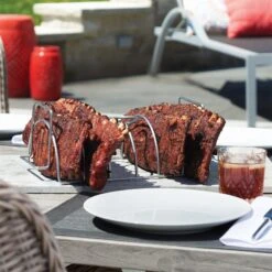 Napoleon Spare Rib-/Braten-Halter, Aus Edelstahl -Gartengeschäft 3920501624 56019 rib roast rack in use 41401